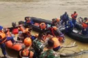 Tim gabungan mengevakuasi jenazah Aiptu Sumaryanto yang ditemukan di Sungai Desa Tumbang Kalemei setelah operasi pemberantasan narkoba di Kabupaten Katingan, Kalimantan Tengah. (Posnews/Bareskrim Polri)