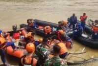 Tim gabungan mengevakuasi jenazah Aiptu Sumaryanto yang ditemukan di Sungai Desa Tumbang Kalemei setelah operasi pemberantasan narkoba di Kabupaten Katingan, Kalimantan Tengah. (Posnews/Bareskrim Polri)