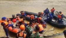 Tim gabungan mengevakuasi jenazah Aiptu Sumaryanto yang ditemukan di Sungai Desa Tumbang Kalemei setelah operasi pemberantasan narkoba di Kabupaten Katingan, Kalimantan Tengah. (Posnews/Bareskrim Polri)