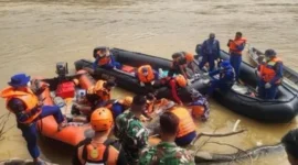 Tim gabungan mengevakuasi jenazah Aiptu Sumaryanto yang ditemukan di Sungai Desa Tumbang Kalemei setelah operasi pemberantasan narkoba di Kabupaten Katingan, Kalimantan Tengah. (Posnews/Bareskrim Polri)
