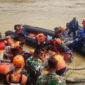 Tim gabungan mengevakuasi jenazah Aiptu Sumaryanto yang ditemukan di Sungai Desa Tumbang Kalemei setelah operasi pemberantasan narkoba di Kabupaten Katingan, Kalimantan Tengah. (Posnews/Bareskrim Polri)