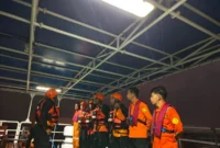 Tim SAR mengevakuasi dua korban selamat KM Nurul Salsa yang ditemukan terdampar di Pulau Balaloho, Kepulauan Selayar. (Posnews/Basarnas)