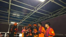 Tim SAR mengevakuasi dua korban selamat KM Nurul Salsa yang ditemukan terdampar di Pulau Balaloho, Kepulauan Selayar. (Posnews/Basarnas)