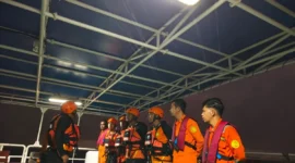 Tim SAR mengevakuasi dua korban selamat KM Nurul Salsa yang ditemukan terdampar di Pulau Balaloho, Kepulauan Selayar. (Posnews/Basarnas)