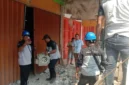 Petugas PLN bersama personel Polres Metro Bekasi memeriksa ruko yang diduga menjadi lokasi tambang bitcoin ilegal di Tambun Selatan, Kabupaten Bekasi, serta mengamankan 12 unit server mining dan memutus sambungan listrik ilegal. (Posnews/Ist)
