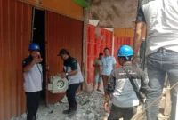 Petugas PLN bersama personel Polres Metro Bekasi memeriksa ruko yang diduga menjadi lokasi tambang bitcoin ilegal di Tambun Selatan, Kabupaten Bekasi, serta mengamankan 12 unit server mining dan memutus sambungan listrik ilegal. (Posnews/Ist)