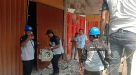 Petugas PLN bersama personel Polres Metro Bekasi memeriksa ruko yang diduga menjadi lokasi tambang bitcoin ilegal di Tambun Selatan, Kabupaten Bekasi, serta mengamankan 12 unit server mining dan memutus sambungan listrik ilegal. (Posnews/Ist)