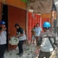 Petugas PLN bersama personel Polres Metro Bekasi memeriksa ruko yang diduga menjadi lokasi tambang bitcoin ilegal di Tambun Selatan, Kabupaten Bekasi, serta mengamankan 12 unit server mining dan memutus sambungan listrik ilegal. (Posnews/Ist)
