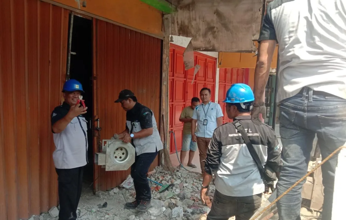 Petugas PLN bersama personel Polres Metro Bekasi memeriksa ruko yang diduga menjadi lokasi tambang bitcoin ilegal di Tambun Selatan, Kabupaten Bekasi, serta mengamankan 12 unit server mining dan memutus sambungan listrik ilegal. (Posnews/Ist)