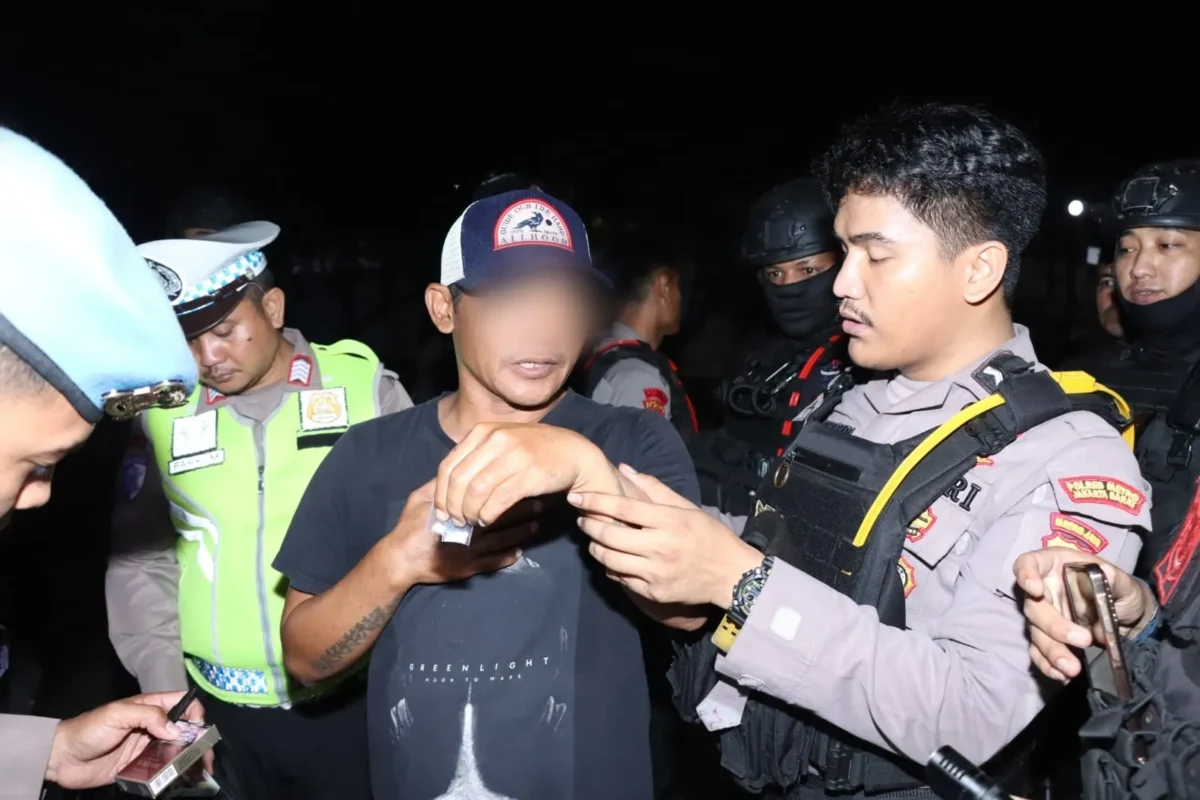 Petugas Polres Metro Jakarta Barat menggelar razia Operasi Berantas Jaya 2026 di Cengkareng dan mengamankan dua pria yang diduga membawa sabu serta obat keras Eximer. (Posnews/Humas Polres Jakbar)
