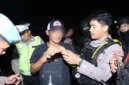 Petugas Polres Metro Jakarta Barat menggelar razia Operasi Berantas Jaya 2026 di Cengkareng dan mengamankan dua pria yang diduga membawa sabu serta obat keras Eximer. (Posnews/Humas Polres Jakbar)
