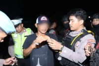 Petugas Polres Metro Jakarta Barat menggelar razia Operasi Berantas Jaya 2026 di Cengkareng dan mengamankan dua pria yang diduga membawa sabu serta obat keras Eximer. (Posnews/Humas Polres Jakbar)
