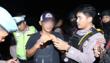 Petugas Polres Metro Jakarta Barat menggelar razia Operasi Berantas Jaya 2026 di Cengkareng dan mengamankan dua pria yang diduga membawa sabu serta obat keras Eximer. (Posnews/Humas Polres Jakbar)
