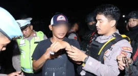 Petugas Polres Metro Jakarta Barat menggelar razia Operasi Berantas Jaya 2026 di Cengkareng dan mengamankan dua pria yang diduga membawa sabu serta obat keras Eximer. (Posnews/Humas Polres Jakbar)
