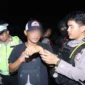 Petugas Polres Metro Jakarta Barat menggelar razia Operasi Berantas Jaya 2026 di Cengkareng dan mengamankan dua pria yang diduga membawa sabu serta obat keras Eximer. (Posnews/Humas Polres Jakbar)
