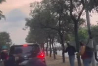 Gerombolan pelajar membawa senjata tajam di kawasan PIK Penjaringan, Jakarta Utara, saat video aksinya viral di media sosial. (Posnews/Instagram)