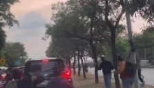 Gerombolan pelajar membawa senjata tajam di kawasan PIK Penjaringan, Jakarta Utara, saat video aksinya viral di media sosial. (Posnews/Instagram)