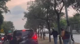 Gerombolan pelajar membawa senjata tajam di kawasan PIK Penjaringan, Jakarta Utara, saat video aksinya viral di media sosial. (Posnews/Instagram)