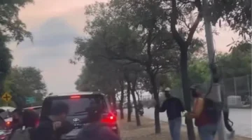 Gerombolan pelajar membawa senjata tajam di kawasan PIK Penjaringan, Jakarta Utara, saat video aksinya viral di media sosial. (Posnews/Instagram)