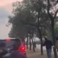 Gerombolan pelajar membawa senjata tajam di kawasan PIK Penjaringan, Jakarta Utara, saat video aksinya viral di media sosial. (Posnews/Instagram)