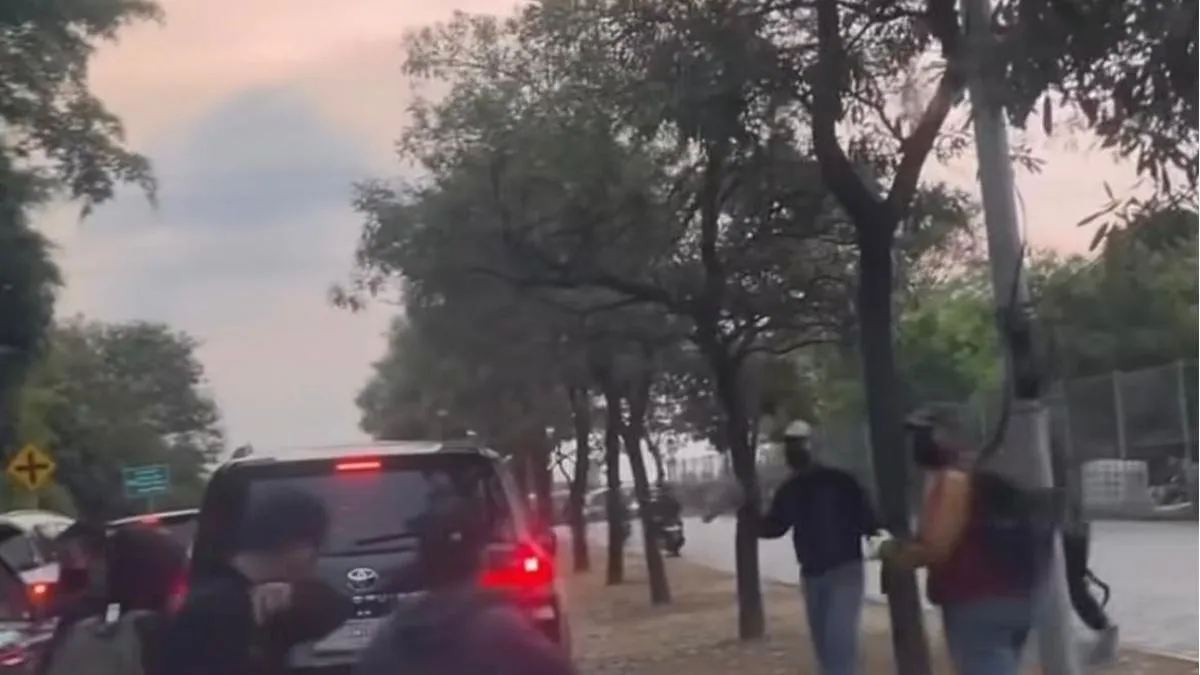 Gerombolan pelajar membawa senjata tajam di kawasan PIK Penjaringan, Jakarta Utara, saat video aksinya viral di media sosial. (Posnews/Instagram)