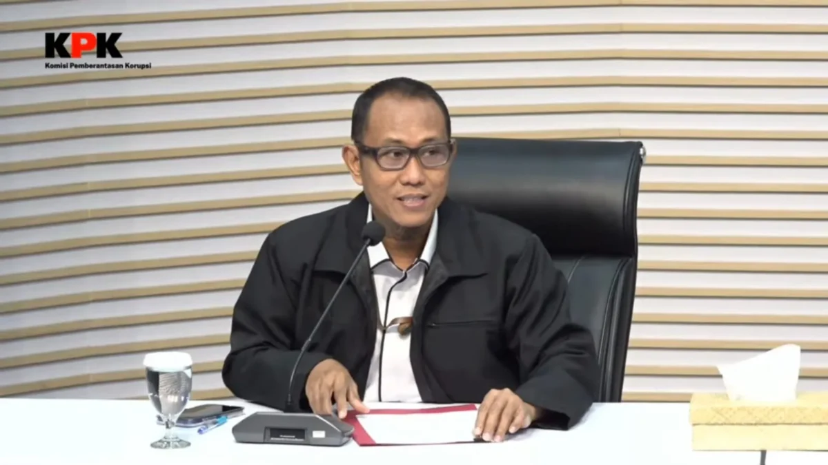 Petugas KPK memberikan keterangan pers terkait dugaan suap proyek di Kabupaten Langkat yang menjerat Bupati Syah Afandin dan mantan tim suksesnya, Yaqub Abdhal Al Mu'arif, dalam operasi tangkap tangan (OTT). (Posnews/KPK)
