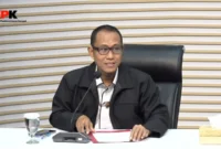 Petugas KPK memberikan keterangan pers terkait dugaan suap proyek di Kabupaten Langkat yang menjerat Bupati Syah Afandin dan mantan tim suksesnya, Yaqub Abdhal Al Mu'arif, dalam operasi tangkap tangan (OTT). (Posnews/KPK)