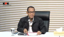 Petugas KPK memberikan keterangan pers terkait dugaan suap proyek di Kabupaten Langkat yang menjerat Bupati Syah Afandin dan mantan tim suksesnya, Yaqub Abdhal Al Mu'arif, dalam operasi tangkap tangan (OTT). (Posnews/KPK)