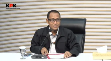 Petugas KPK memberikan keterangan pers terkait dugaan suap proyek di Kabupaten Langkat yang menjerat Bupati Syah Afandin dan mantan tim suksesnya, Yaqub Abdhal Al Mu'arif, dalam operasi tangkap tangan (OTT). (Posnews/KPK)