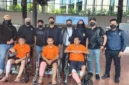 Personel Bareskrim Polri mengawal tiga tersangka jaringan narkoba saat proses pelimpahan ke Polda Kalimantan Tengah. (Posnews/Bareskrim Polri)