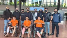 Personel Bareskrim Polri mengawal tiga tersangka jaringan narkoba saat proses pelimpahan ke Polda Kalimantan Tengah. (Posnews/Bareskrim Polri)