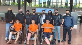 Personel Bareskrim Polri mengawal tiga tersangka jaringan narkoba saat proses pelimpahan ke Polda Kalimantan Tengah. (Posnews/Bareskrim Polri)