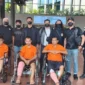 Personel Bareskrim Polri mengawal tiga tersangka jaringan narkoba saat proses pelimpahan ke Polda Kalimantan Tengah. (Posnews/Bareskrim Polri)