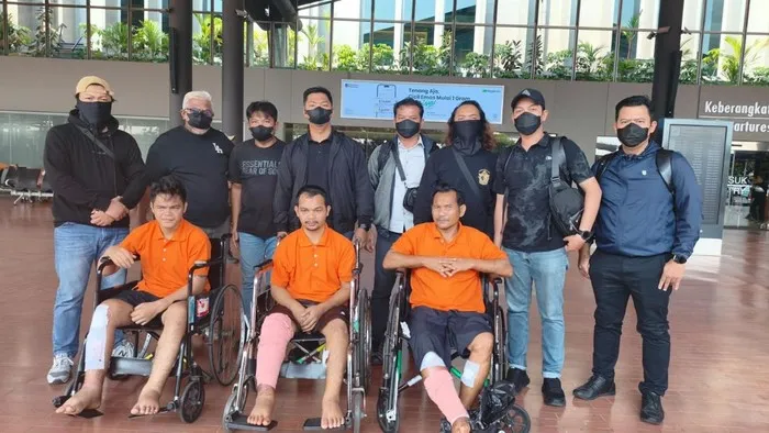 Personel Bareskrim Polri mengawal tiga tersangka jaringan narkoba saat proses pelimpahan ke Polda Kalimantan Tengah. (Posnews/Bareskrim Polri)