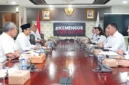 Menteri Sosial Saifullah Yusuf dan Kepala BNN Komjen Pol. Suyudi Ario Seto membahas penguatan kerja sama rehabilitasi dan pemberdayaan korban penyalahgunaan narkotika di Kantor Kemensos, Jakarta. (Posnews/Kemensos)