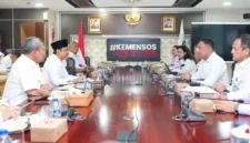 Menteri Sosial Saifullah Yusuf dan Kepala BNN Komjen Pol. Suyudi Ario Seto membahas penguatan kerja sama rehabilitasi dan pemberdayaan korban penyalahgunaan narkotika di Kantor Kemensos, Jakarta. (Posnews/Kemensos)