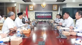 Menteri Sosial Saifullah Yusuf dan Kepala BNN Komjen Pol. Suyudi Ario Seto membahas penguatan kerja sama rehabilitasi dan pemberdayaan korban penyalahgunaan narkotika di Kantor Kemensos, Jakarta. (Posnews/Kemensos)
