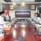 Menteri Sosial Saifullah Yusuf dan Kepala BNN Komjen Pol. Suyudi Ario Seto membahas penguatan kerja sama rehabilitasi dan pemberdayaan korban penyalahgunaan narkotika di Kantor Kemensos, Jakarta. (Posnews/Kemensos)