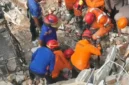 Tim SAR Gabungan mengevakuasi korban terakhir ledakan rumah di Medan Polonia yang ditemukan dalam kondisi meninggal dunia. (Posnews/Basarnas)