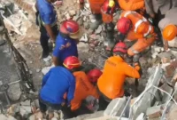 Tim SAR Gabungan mengevakuasi korban terakhir ledakan rumah di Medan Polonia yang ditemukan dalam kondisi meninggal dunia. (Posnews/Basarnas)