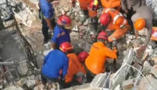 Tim SAR Gabungan mengevakuasi korban terakhir ledakan rumah di Medan Polonia yang ditemukan dalam kondisi meninggal dunia. (Posnews/Basarnas)