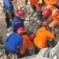 Tim SAR Gabungan mengevakuasi korban terakhir ledakan rumah di Medan Polonia yang ditemukan dalam kondisi meninggal dunia. (Posnews/Basarnas)