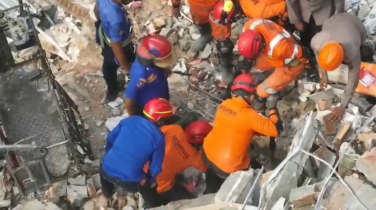 Tim SAR Gabungan mengevakuasi korban terakhir ledakan rumah di Medan Polonia yang ditemukan dalam kondisi meninggal dunia. (Posnews/Basarnas)