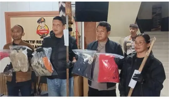 Polisi menetapkan lima warga sebagai tersangka pengeroyokan terduga pencuri ayam hingga tewas di Tabanan, Bali.
(Posnews/Polres Tabanan)