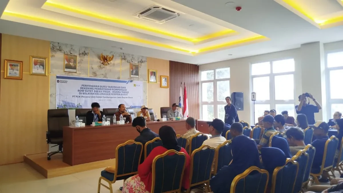 Penyaluran kompensasi ROW PLN kepada warga terdampak pembangunan SUTET 500 kV Priok–Muara Tawar di Semper Barat, Cilincing, Jakarta Utara. (Posnews/MR)