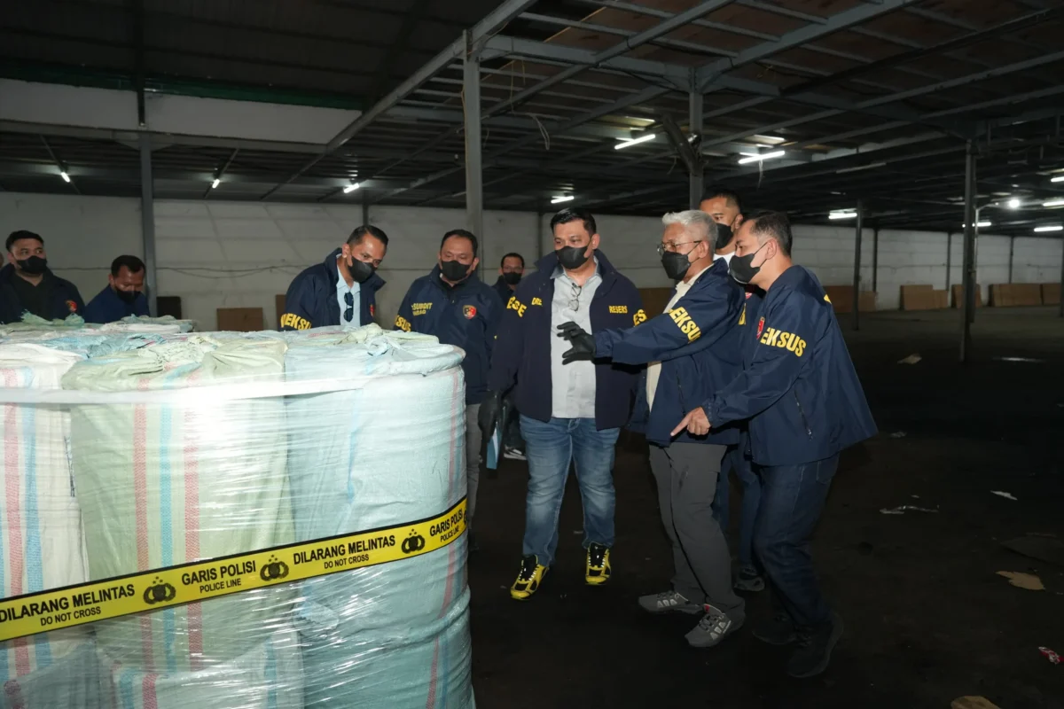 Petugas Bareskrim Polri menunjukkan ratusan drum sodium cyanide (sianida) yang disita dalam pengungkapan jaringan perdagangan sianida ilegal senilai Rp769,9 miliar yang diduga memasok tambang emas tanpa izin di Indonesia. (Posnews/Ist)
