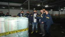 Petugas Bareskrim Polri menunjukkan ratusan drum sodium cyanide (sianida) yang disita dalam pengungkapan jaringan perdagangan sianida ilegal senilai Rp769,9 miliar yang diduga memasok tambang emas tanpa izin di Indonesia. (Posnews/Ist)