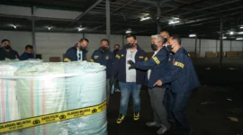 Petugas Bareskrim Polri menunjukkan ratusan drum sodium cyanide (sianida) yang disita dalam pengungkapan jaringan perdagangan sianida ilegal senilai Rp769,9 miliar yang diduga memasok tambang emas tanpa izin di Indonesia. (Posnews/Ist)
