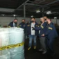 Petugas Bareskrim Polri menunjukkan ratusan drum sodium cyanide (sianida) yang disita dalam pengungkapan jaringan perdagangan sianida ilegal senilai Rp769,9 miliar yang diduga memasok tambang emas tanpa izin di Indonesia. (Posnews/Ist)

