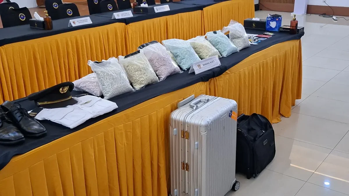 Petugas Bea Cukai dan Bareskrim Polri mengamankan barang bukti 25 kilogram ekstasi dan sabu di Bandara Soekarno-Hatta. (Posnews/Bea Cukai)